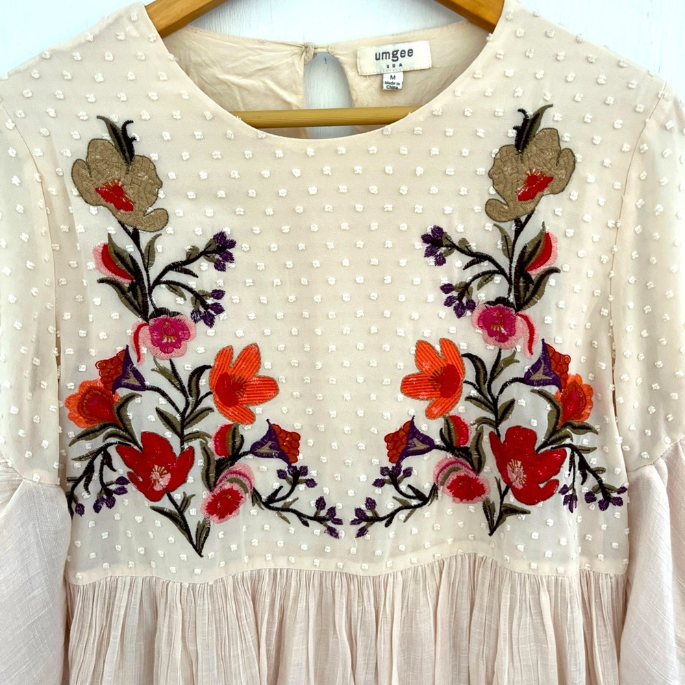UMGEE Cream Floral Embroidered Babydoll Dress Fluted Sleeves Lined Size M - Picture 6 of 9